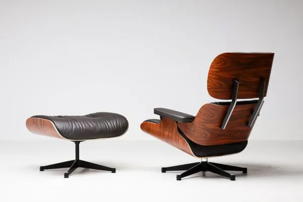 Illustration numéro 3 du produit Fauteuil Eames XL et repose-pieds en palissandre de Santos avec cuir chocolat.