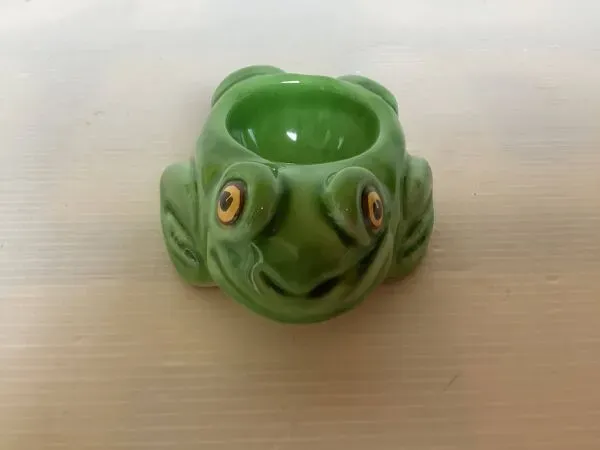 Illustration numéro 3 du produit Coquetier grenouille en céramique verte