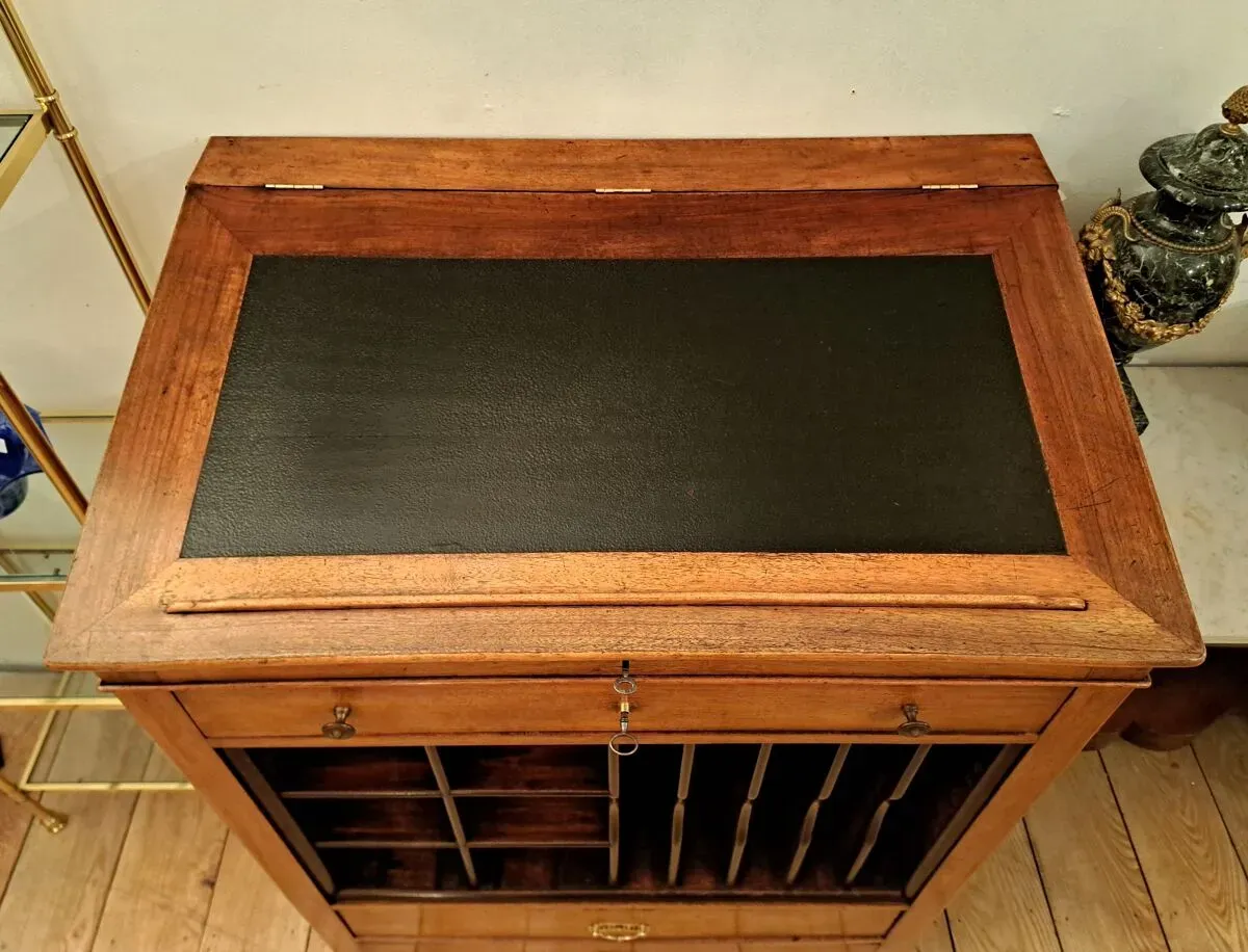 Illustration numéro 3 du produit Meuble de métier écritoire en noyer XIXème