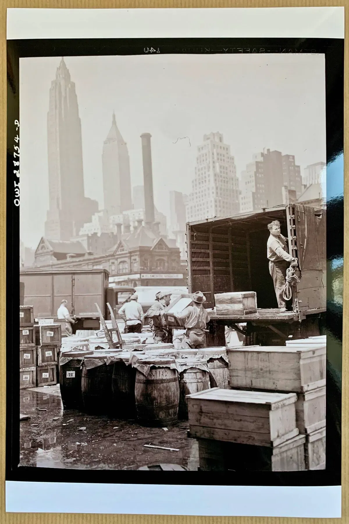 Illustration numéro 3 du produit Plongée dans le cœur industriel de new york par l’œil légendaire de g.parks