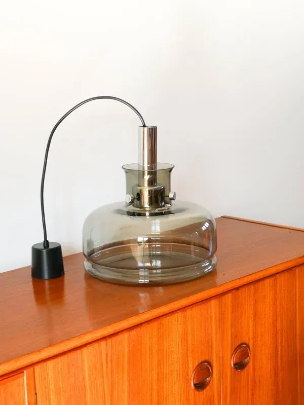 Illustration numéro 3 du produit Suspension en verre fumé et globe, Design, 1970