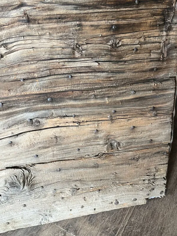 Illustration numéro 3 du produit Ancienne porte cloutée