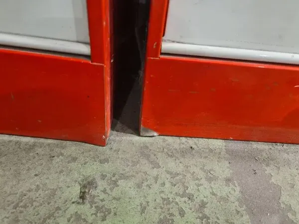 Illustration numéro 3 du produit Armoire métallique à clapets et à portes (années 90)