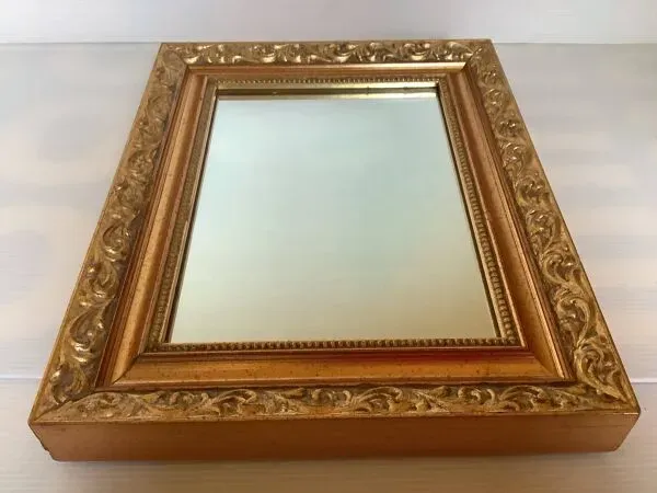 Illustration numéro 3 du produit Miroir perlé en bois doré