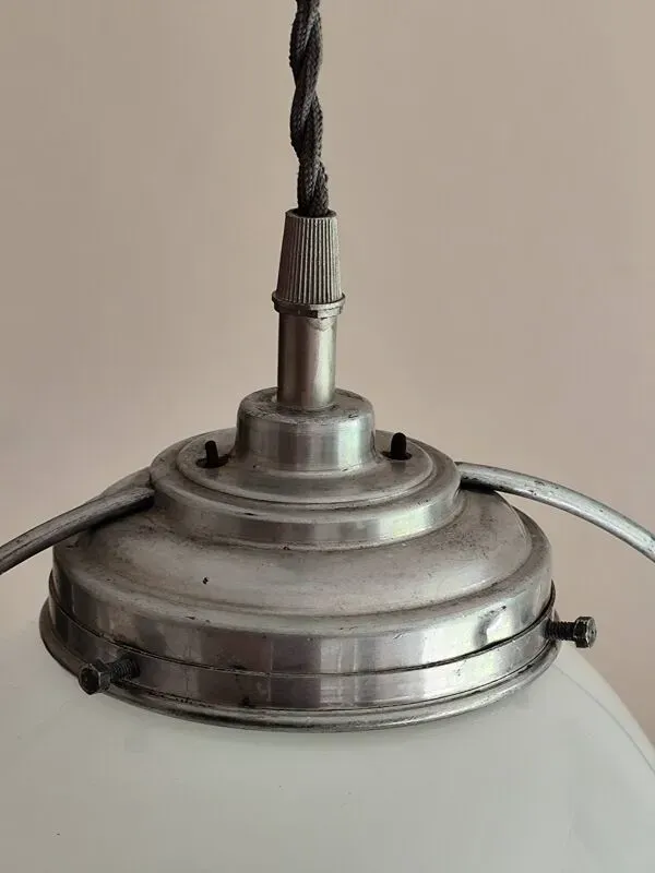 Illustration numéro 3 du produit Suspension monte baisse globe opaline blanche et structure métal