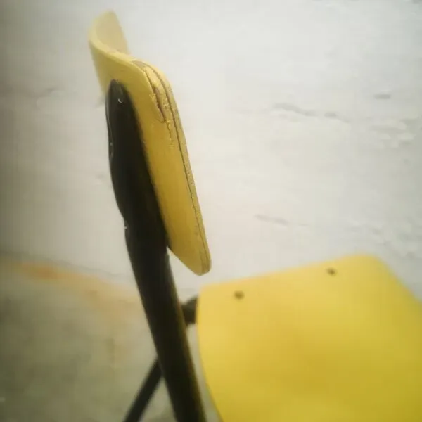 Illustration numéro 3 du produit Chaise d'écolier vintage