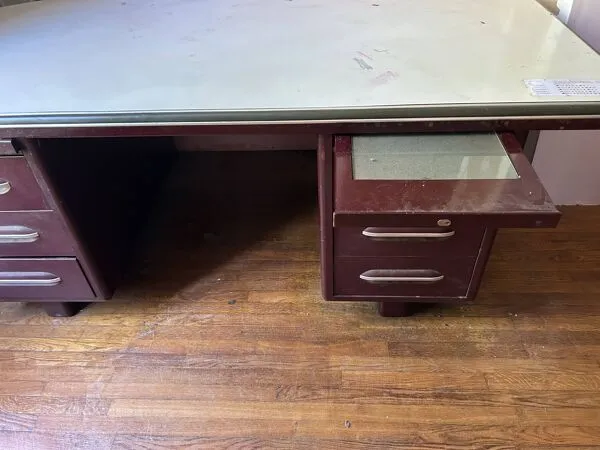 Illustration numéro 3 du produit Grand bureau industriel vintage – métal bordeaux