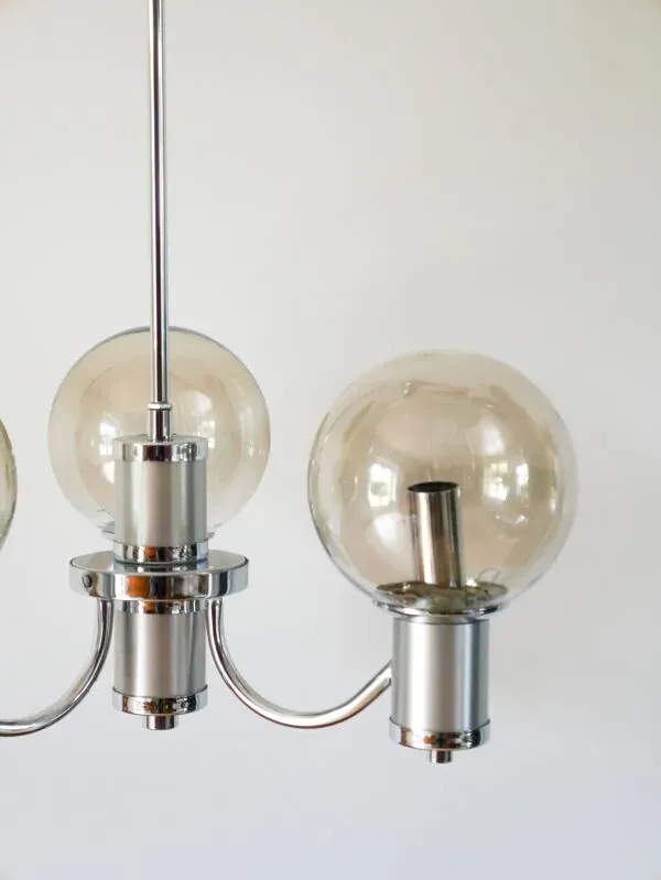 Illustration numéro 3 du produit Lustre trois branches, en chrome et globes en verre fumé, Design, 1970