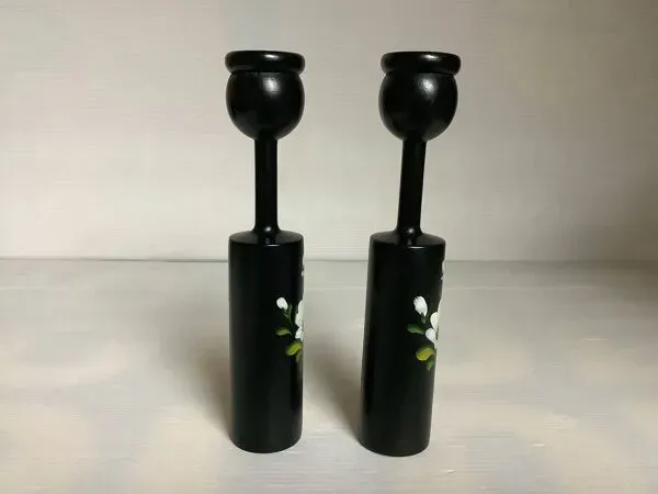 Illustration numéro 3 du produit Paire de bougeoirs en bois peint