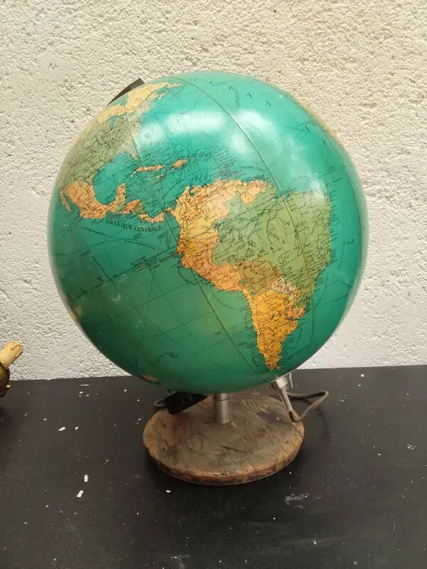 Illustration numéro 3 du produit Globe terrestre vintage lumineux, années 70