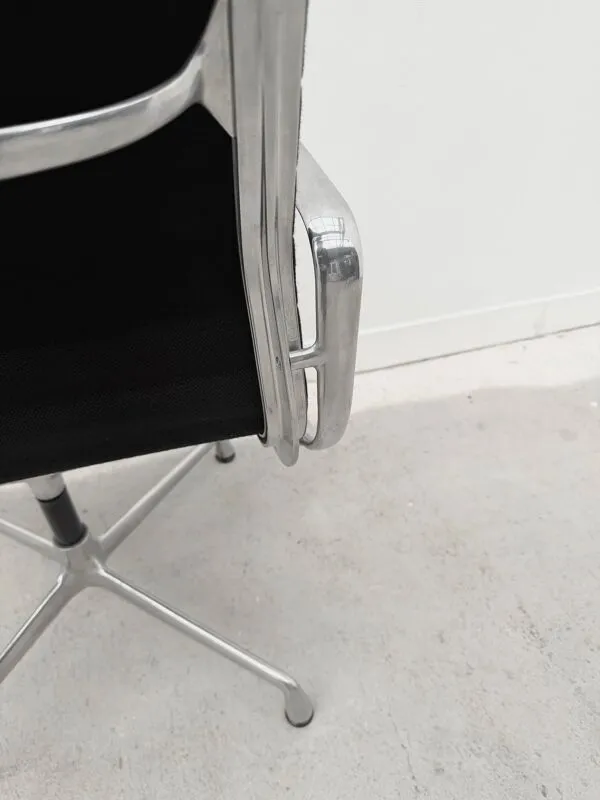 Illustration numéro 3 du produit Chaise de bureau « EA 108 » de Charles & Ray Eames pour Vitra, 2001