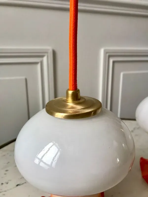 Illustration numéro 3 du produit Paire de suspensions tulipes en opaline orange dégradé fil orange années 70