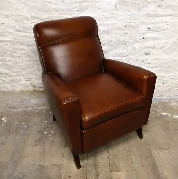 Illustration numéro 3 du produit Fauteuil club ancien année 1950 pied compas