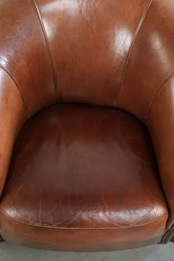 Illustration numéro 3 du produit Fauteuil club en peau de mouton vintage de style anglais avec des couleurs profondes.