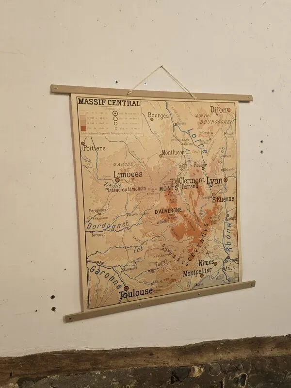 Illustration numéro 3 du produit Carte de géographie carte d'école Jura et massif central