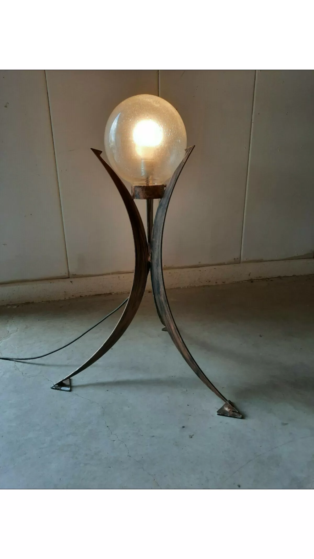 Illustration numéro 3 du produit Lampadaire à trépied brutaliste, Allemagne années 1970