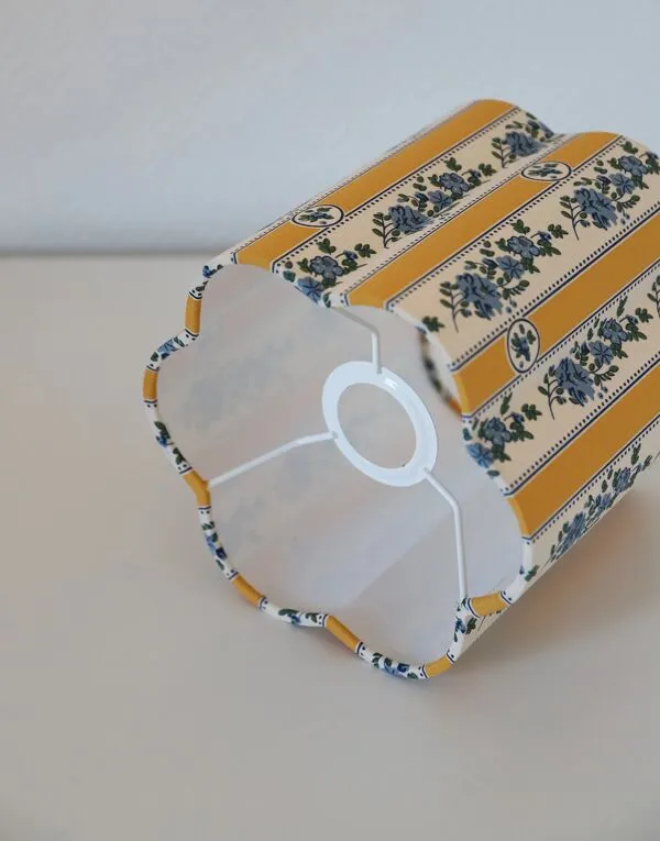 Illustration numéro 3 du produit Lampe à poser pied en bois tourné années 50 et abat-jour imprimé