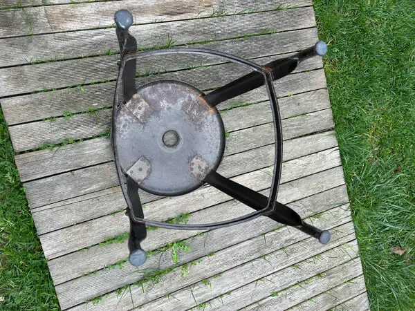 Illustration numéro 3 du produit Tabouret industriel vintage