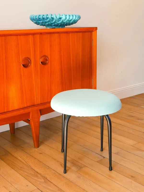 Illustration numéro 3 du produit Tabouret en fer noir et laine bouillie, bleu turquoise, 1960