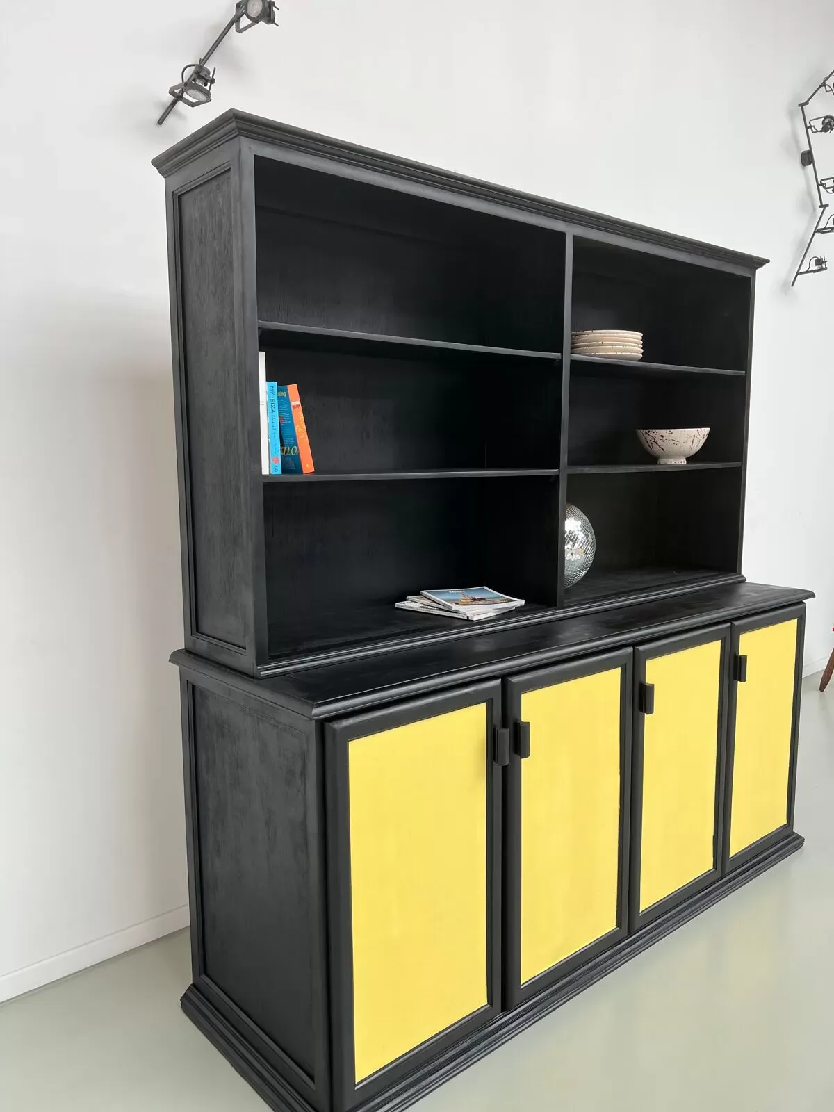 Illustration numéro 3 du produit Buffet 2 corps, format XXL, ancien meuble d'école en bois