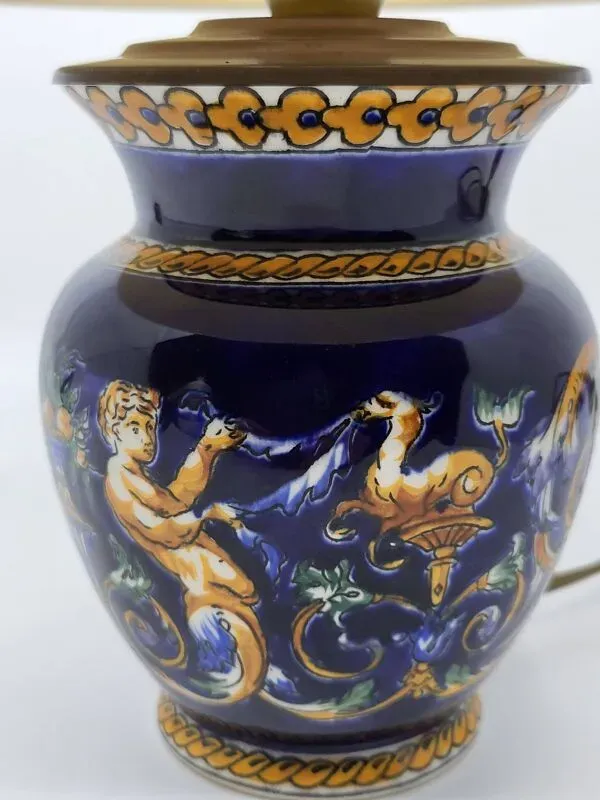 Illustration numéro 3 du produit Lampe de table faïence de Gien décor Renaissance fond bleu