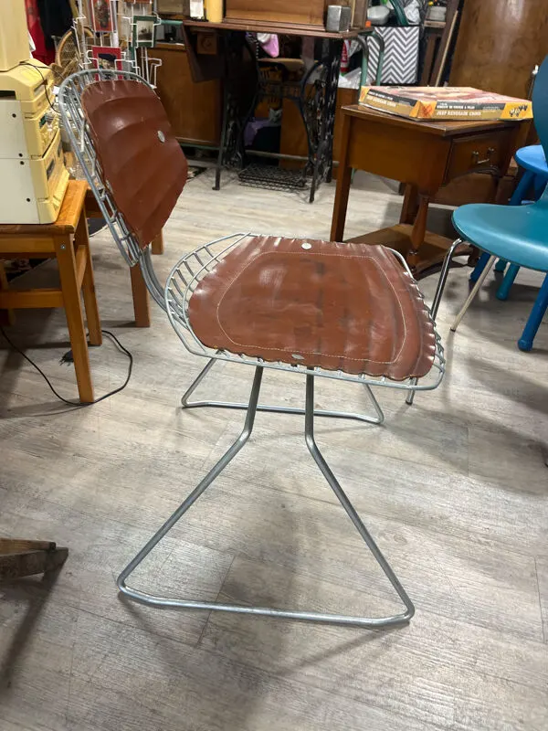 Illustration numéro 3 du produit Chaise Beaubourg par Michel Cadestin et Georges Laurent pour la bibliothèque du centre Pompidou