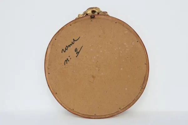 Illustration numéro 3 du produit Miroir ovale en bois doré avec un fronton floral de style rococo, milieu du 20e siècle