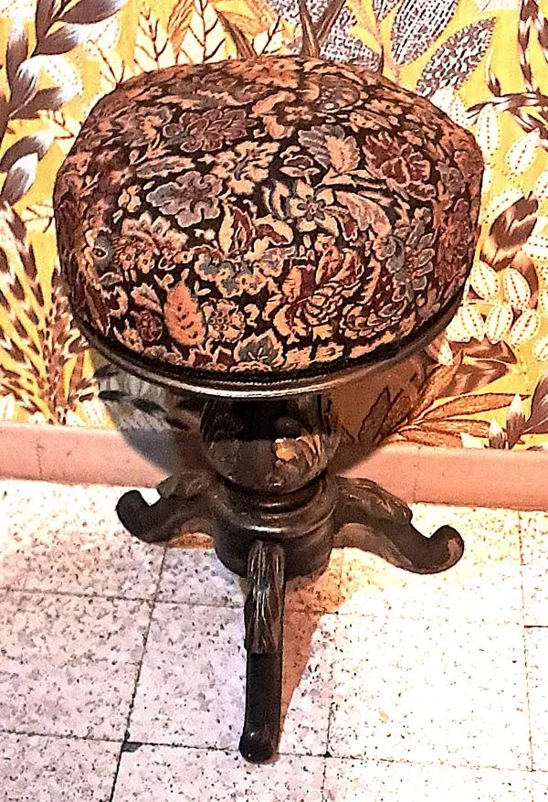Illustration numéro 3 du produit Tabouret Piano Victorien bois patiné Tissu Tapissier XIX France