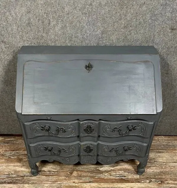 Illustration numéro 3 du produit Commode scriban balbée de style Louis XV en bois laqué