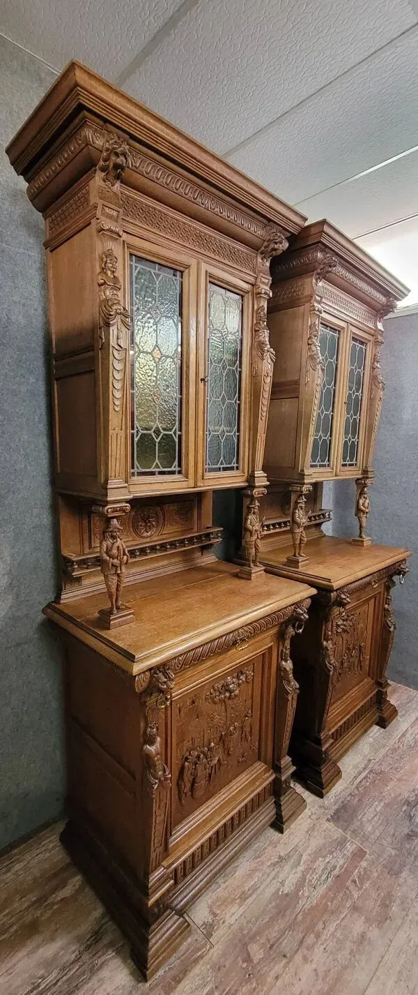 Illustration numéro 3 du produit Rare paire de buffets deux corps de style Renaissance