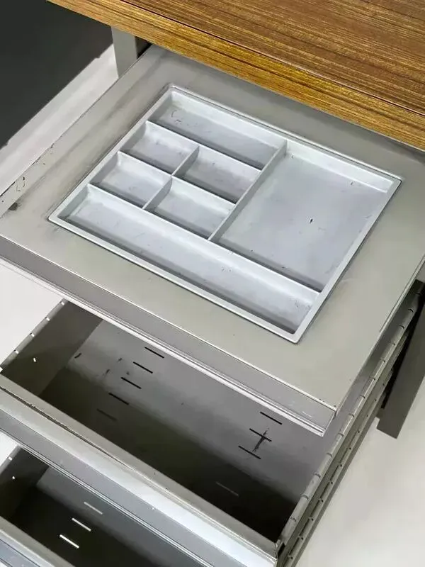 Illustration numéro 3 du produit Bureau industriel des années 50 en métal et Bois Remington Rand Fran