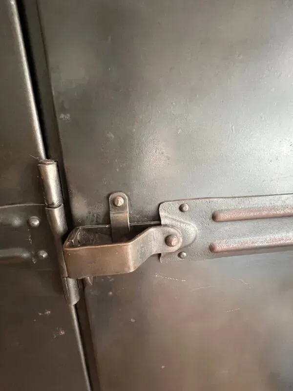 Illustration numéro 3 du produit Vestiaire industriel double porte (vers 1920)