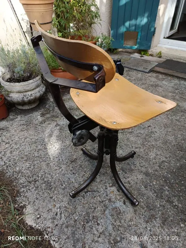 Illustration numéro 3 du produit Chaise d'atelier de la marque Biénaise 1948