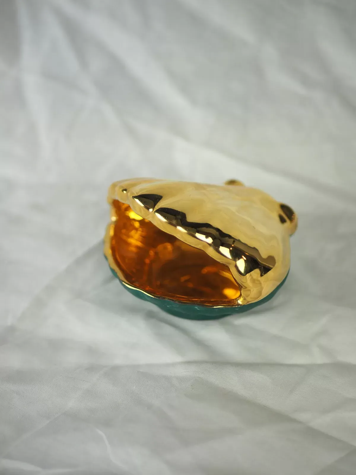 Illustration numéro 3 du produit Vide-poche porcelaine en forme de coquille Saint-Jacques dorée à fond vert canard des années 50/60