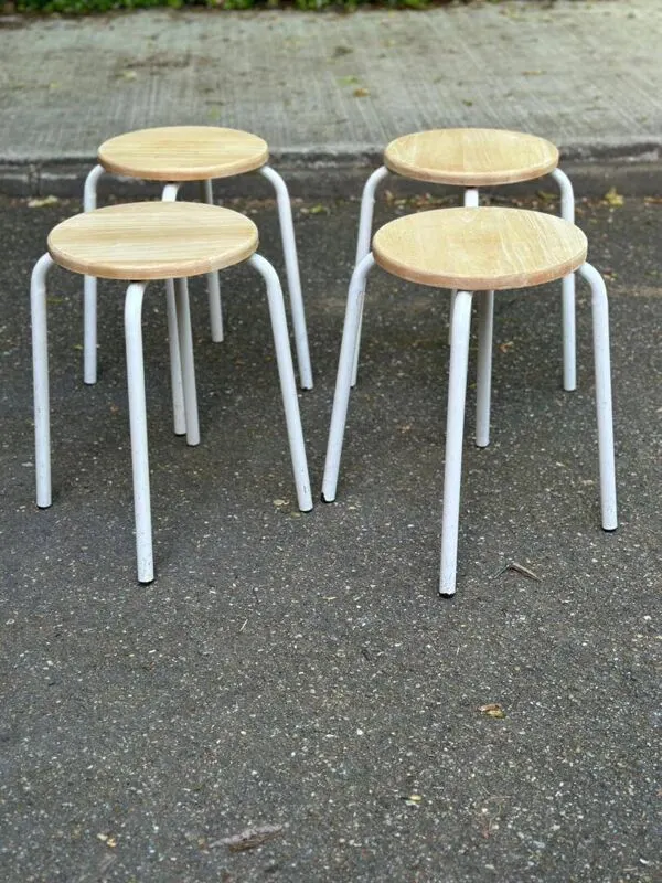 Illustration numéro 3 du produit 4 tabourets en bois massif rénové et acier blanc