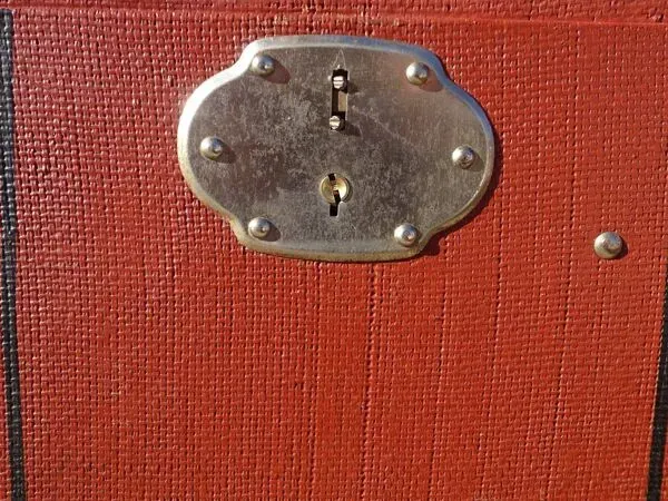 Illustration numéro 3 du produit Ancienne malle cabine