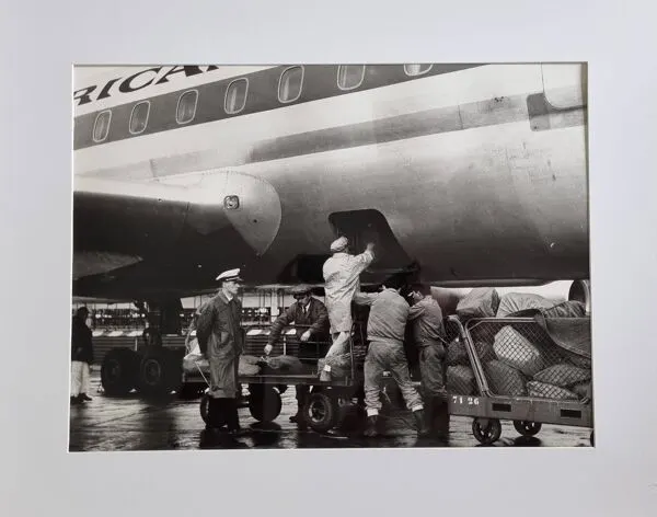 Illustration numéro 3 du produit Photographie Air France cargo à Orly vintage années 70 encadré 53 x 43 cm