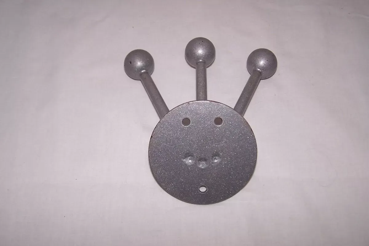 Illustration numéro 3 du produit Porte-manteau industriel  années 50