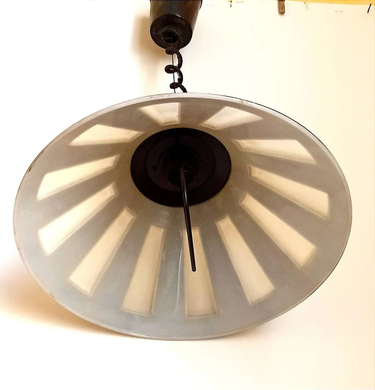 Illustration numéro 3 du produit Lustre suspension monte et baisse bakelite Années 70 Diamètre 40 cm