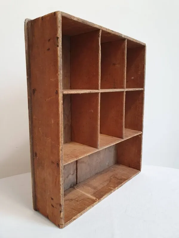 Illustration numéro 3 du produit Ancien casier en bois / présentoir artisanal