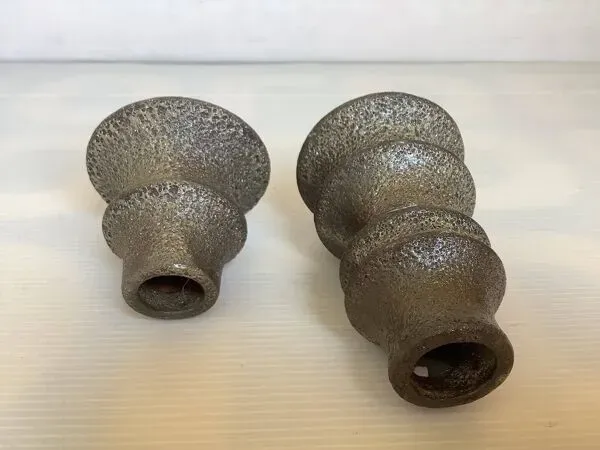 Illustration numéro 3 du produit Paire de petits bougeoirs vases