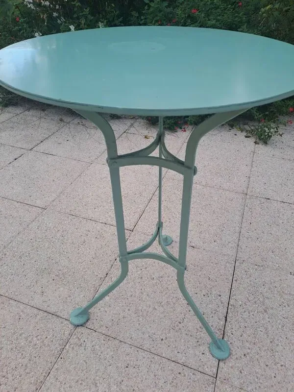 Illustration numéro 3 du produit Ancien guéridon en fer forgé