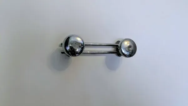 Illustration numéro 3 du produit Patère murale double en métal chromé, esprit vintage