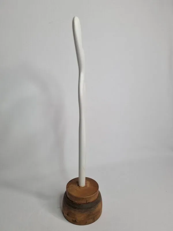 Illustration numéro 3 du produit Sculpture d’inspiration biomorphique, sur socle en bois industriel, 37 cm