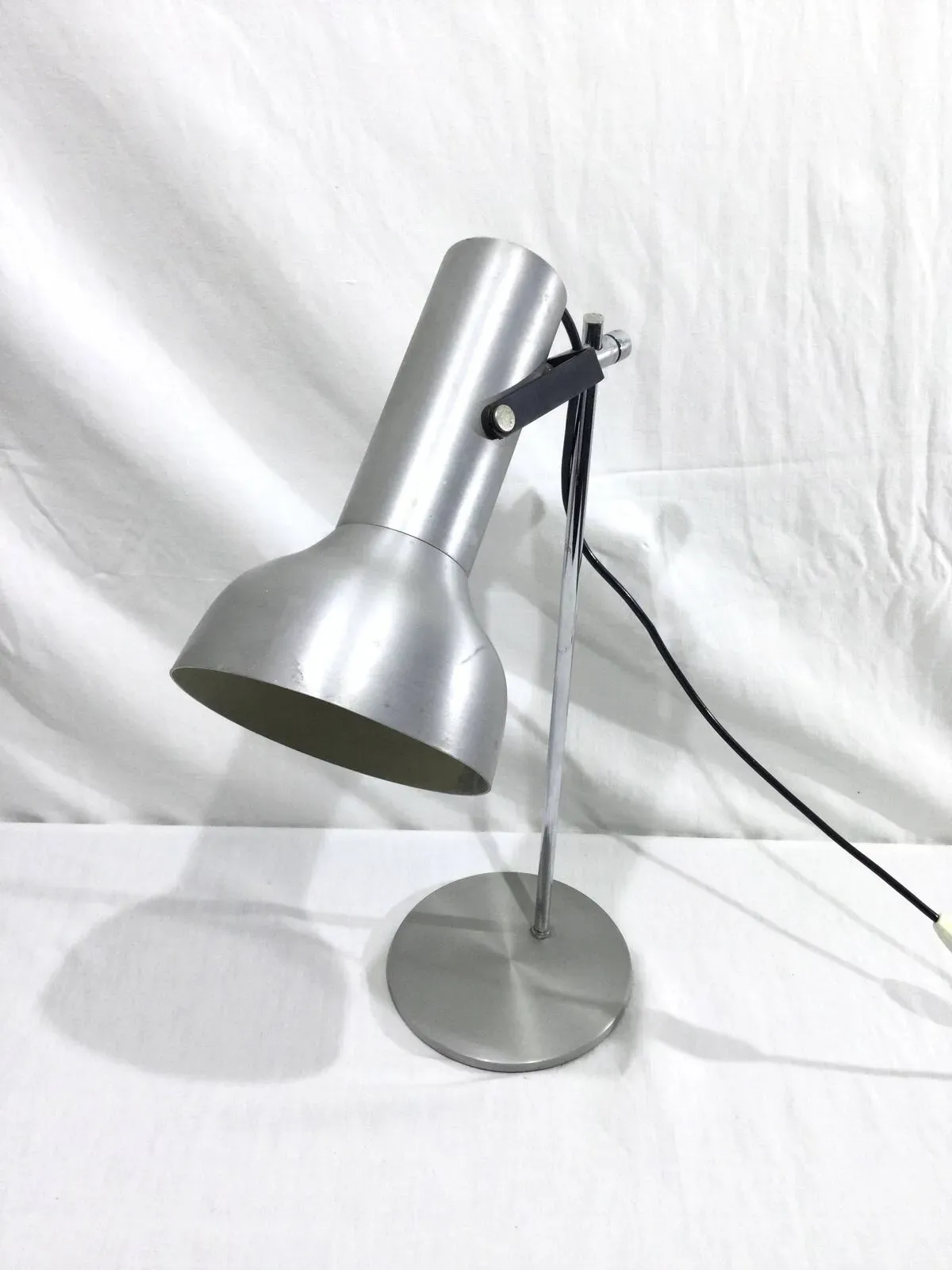 Illustration numéro 3 du produit Lampe De Bureau En Métal Brossé