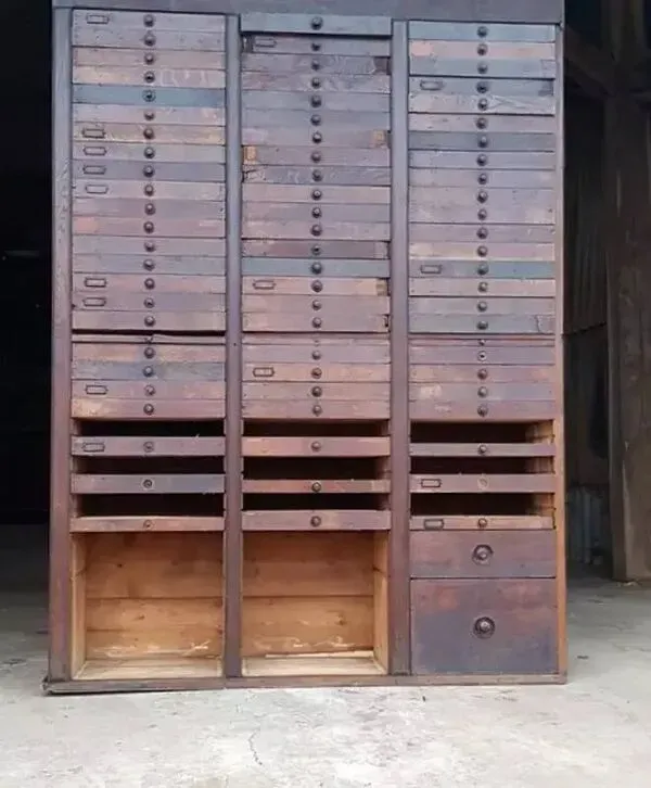 Illustration numéro 3 du produit Grand meuble de médaillé 1900