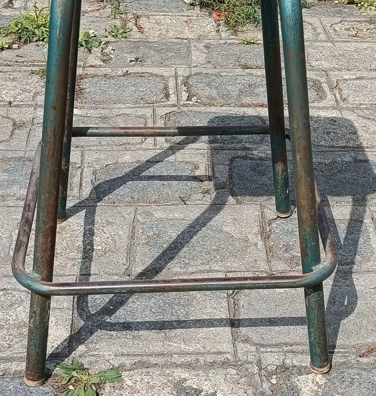 Illustration numéro 3 du produit Tabouret haut industriel en bois