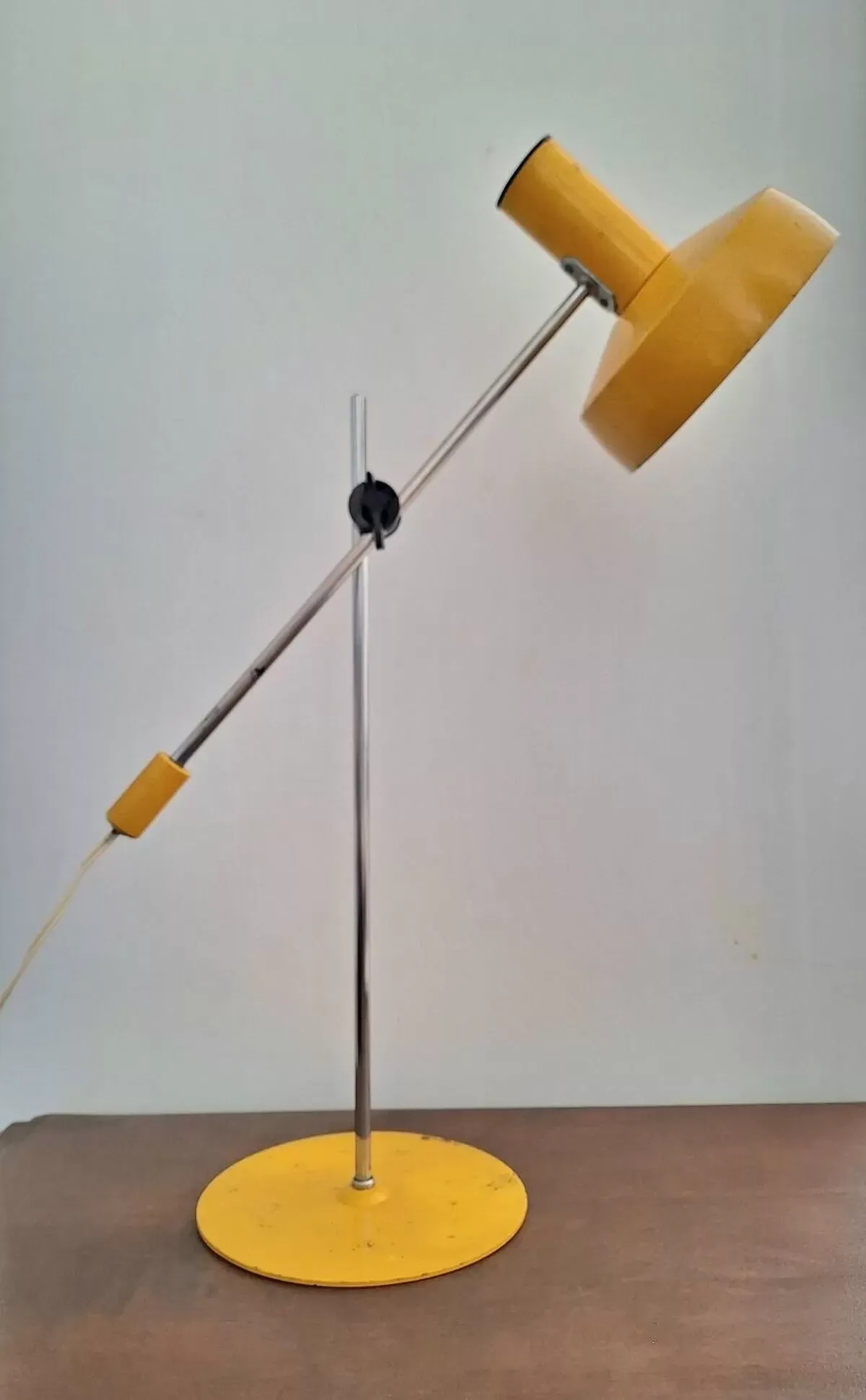 Illustration numéro 3 du produit Lampe vintage de bureau réglable jaune, luminaire industriel