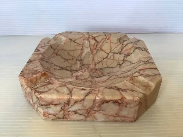 Illustration numéro 3 du produit Vide poche cendrier en marbre veiné