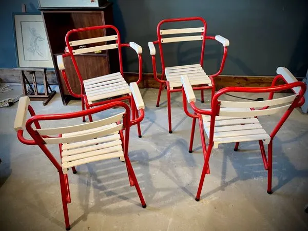 Illustration numéro 3 du produit Quatre chaises TOLIX avec accoudoirs